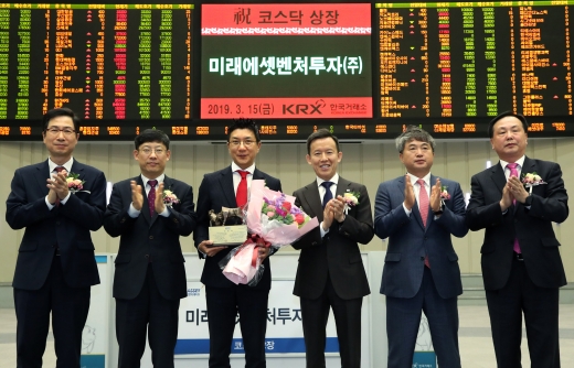 (왼쪽부터) 김현철 한국IR협의회 부회장, 정운수 한국거래소 코스닥시장본부장, 김응석 미래에셋벤처투자대표, 최현만 미래에셋대우 수석부회장, 박성원 KB증권 부사장, 송윤진 코스닥협회 부회장. /사진=한국거래소