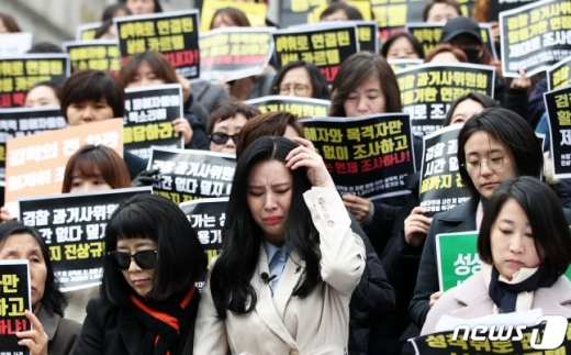 '고 장자연 사건'의 유일한 공개 증언자인 배우 윤지오씨가 15일 오전 서울 종로구 세종문화회관에서 열린 '검찰 과거사위원회의 김학의 전 법무부 차관 등에 의한 성폭력 사건 및 고(故) 장자연씨 사건 진상 규명 촉구' 기자회견에서 발언을 마친 뒤 눈물짓고 있다. /사진=뉴스1