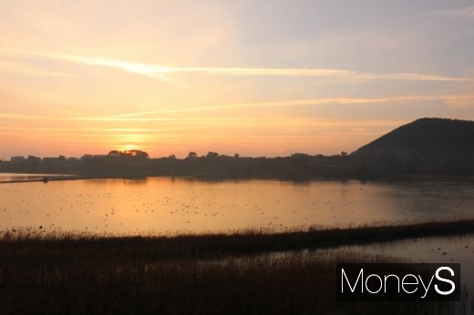 지난 9일 용목개와당의 일출. 철새도래지에 철새들이 노닌다. 오른쪽 산은 종달리 지미봉이다. /사진=박정웅 기자