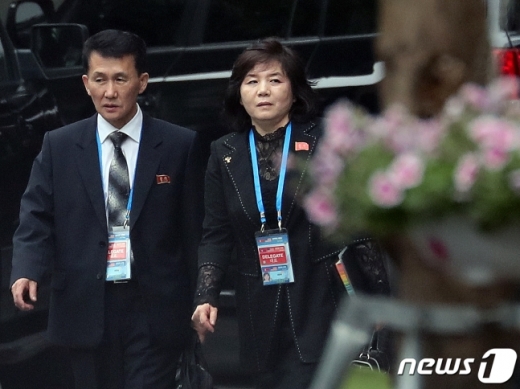 최선희 북한 외무성 부상이 지난달 28일 메트로폴호텔에서 열리는 김정은 북한 국무위원장과 도널드 트럼프 미국 대통령의 정상회담에 참석하기위해 숙소인 베트남 하노이 멜리아호텔을 나서고 있다. /사진=뉴스1