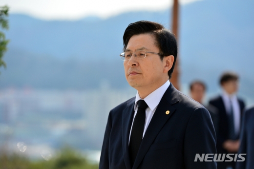 황교안 자유한국당 대표가 15일 경남 창원시 3·15아트센터에서 열린 3·15의거 59주년 기념식에 참석한 후 국립 3.15민주묘지를 찾아 참배하고 있다. /사진=뉴시스