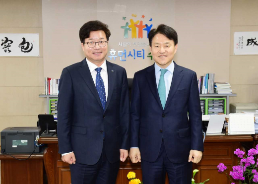 염태영시장(왼쪽)과이금로 검사장이 면담 후 기념촬영하고 있다. / 사진제공=수원시