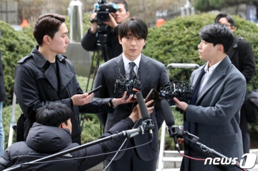 불법 촬영물 유포 혐의를 받고 있는 그룹 FT아일랜드 전 멤버 최종훈이 16일 오전 서울 종로구 서울지방경찰청에 조사를 받기위해 출석, 취재진 질문에 답하고 있다./사진=뉴스1