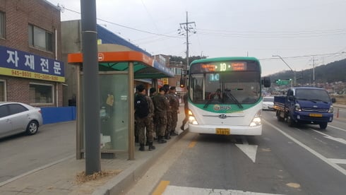 파주시는 군 장병 평일 외출 편의 증진을 위해 대중교통 불편 지역에 있는 군부대를 대상으로 버스노선을 조정·신설한다. / 사진제공=파주시 
