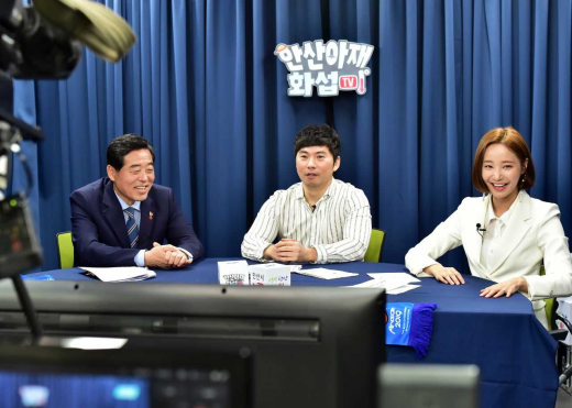 안산시 유튜브 방송 ‘생생 스튜디오’에 출연한 윤화섭 시장. / 사진제공=안산시