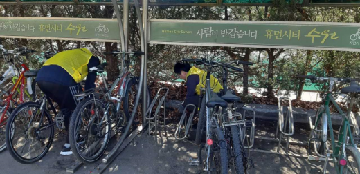 수원시, '거리 방치 자전거 정비 장면. / 사진제공=수원시