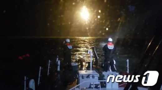 지난 15일 오후 5시44분쯤 전남 영광군 송이도 남서쪽 2km 해상에서 부산선적 광양호(44톤, 승선원 3명)가 침수돼 선원 2명이 숨진채 발견되고 1명이 실종됐다./사진=뉴스1(목포해양경찰청 제공