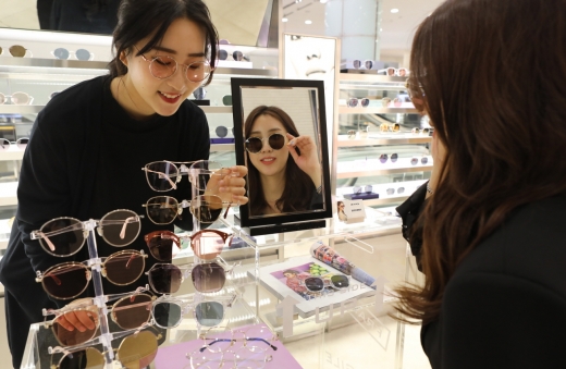 롯데백회점 광주점, 눈동자 보이는 '틴트렌즈' 선글라스 인기