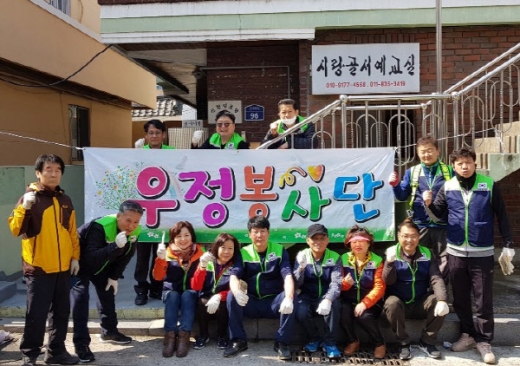 지난 16일에는 이광업 회장, 김태식 구의원 등 회원 20여명이 북구 구포2동 신천경로당에서 봉사활동을 펼쳤다./사진=김태식 북구구의원