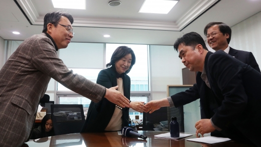 심상정 국회 정치개혁특별위원장 등 여야 3당 간사들이 17일 오후 서울 여의도 국회 의원회관에서 선거제 개편안 관련 최종 논의를 위한 여야 4당 정개특위 회의에 앞서 인사를 나누고 있다. 왼쪽부터 바른미래당 김성식 간사, 심상정 위원장, 더불어민주당 김종민, 민주평화당 천정배 간사. /사진=뉴시스