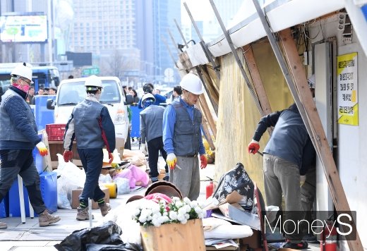 [머니S포토] 세월호 천막 철거… '아픔의 흔적들'