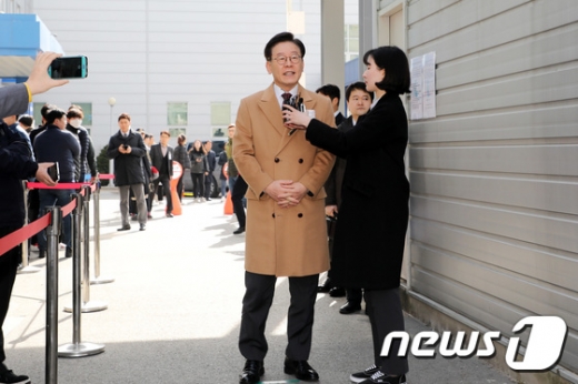 이재명 경기도지사가 18일 오전 경기도 성남시 수원지방법원 성남지원에서 열리는 11차 공판에 출석하던 중 취재진의 질문에 답변하고 있다. / 사진=뉴스1 