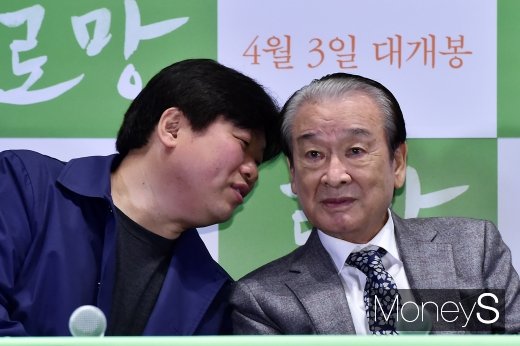 [머니S포토] 귀엣말 나누는 이순재-이창근 감독
