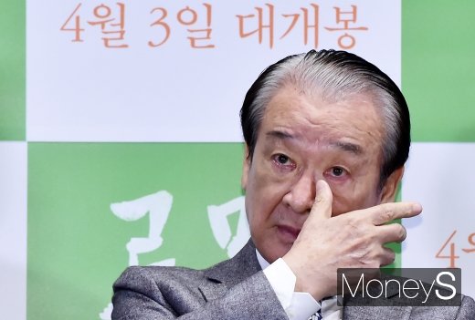 [머니S포토] 눈물  훔치는 대배우 이순재