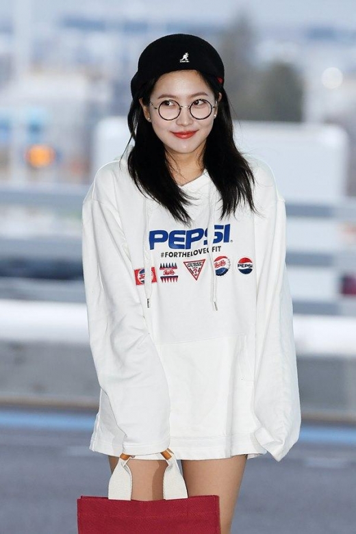 [★공항패션] '레드벨벳' 예리, 후드 티만 입은 듯한 '하의실종룩'