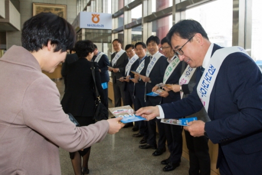 김한술 NH농협은행 경남영업본부장 등이 18일 경남본부 1층 로비에서 임직원 보안의식 강화를 위한 ‘정보보호 캠페인’을 실시했다./사진제공=경남농협