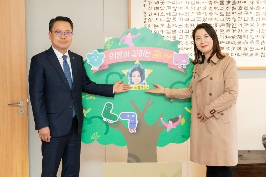 송종욱 광주은행장(왼쪽)은 18일 오후 '희망이 꽃피는 꿈나무 1호' 선정식에 참석했다./사진제공=광주은행