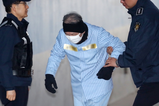 공판 출석하는 김기춘