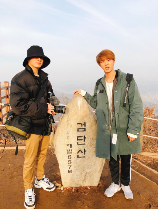 경기 하남 검단산 등반에 성공한 그룹 방탄소년단의 멤버 정국과 진./사진=방탄소년단 공식 트위터 