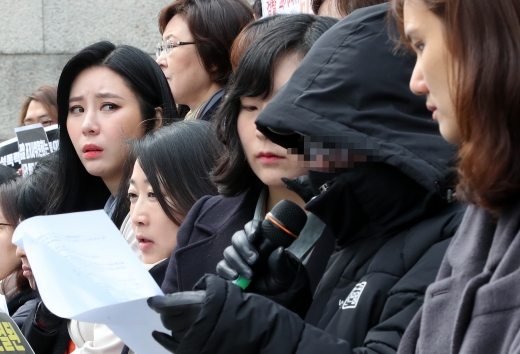 '검찰 과거사위원회의 김학의 전 법무부 차관 등에 의한 성폭력 사건 및 고(故) 장자연씨 사건 진상 규명 촉구' 기자회견에서 김학의 전 법무부차관 성폭력 피해자가 증언하고 있다./사진=뉴스1