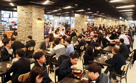 시그니쳐몰의 푸드코트 키친스 트웰브. /사진=롯데자산개발 