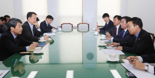 이동걸 산업은행 회장이 지난 18일 경남도청을 방문해 박성호 경상남도지사 권한대행에게 대우조선해양 인수 시 밝힌 공동 발표문은 대국민 약속으로서 이를 충실히 이행할 것이라고 밝혔다./사진제공=경남도