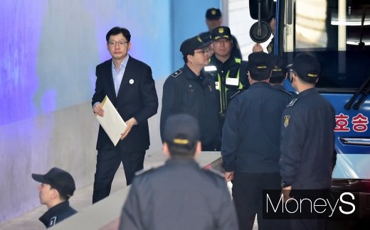 [머니S포토] 1심 실형 김경수 지사, 항소심 첫 공판 출석