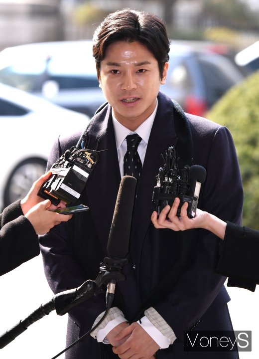 [머니S포토] 취재진 질문에 답하는 '버닝썬 폭행' 신고자 김상교