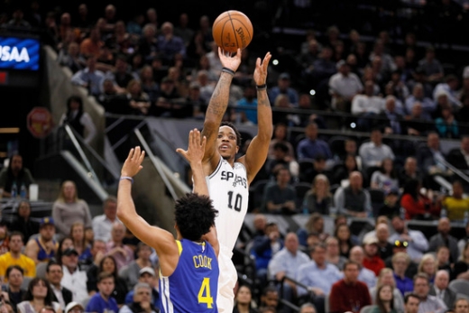 19일(한국시간) 미국 텍사스 주 샌안토니오 AT&T 센터에서 열린 2018-2019 NBA 정규 리그 골든스테이트 워리어스전에서 활약한 샌안토니오 스퍼스의 가드 더마 드로잔(뒤쪽). /사진=로이터