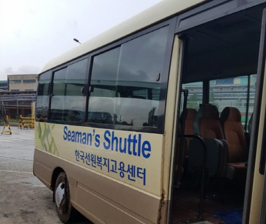 한국선원복지고용센터에서 운행 중인 무료셔틀차량./사진제공=부산항만공사
