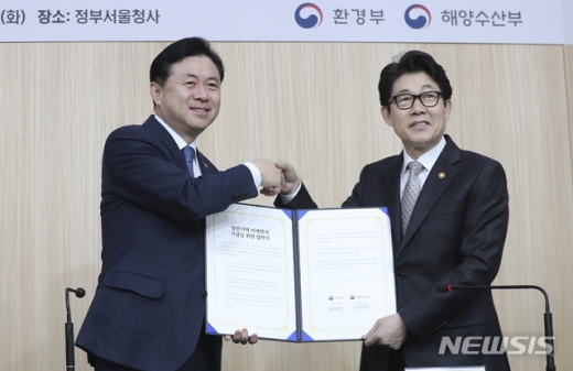 조명래 환경부 장관(오른쪽)과 김영춘 해양수산부 장관이 19일 오전 종로구 정부서울청사 별관에서 환경부-해수부 항만지역 미세먼지 저감을 위한 업무협약 체결 뒤 기념촬영하고 있다./사진=뉴시스