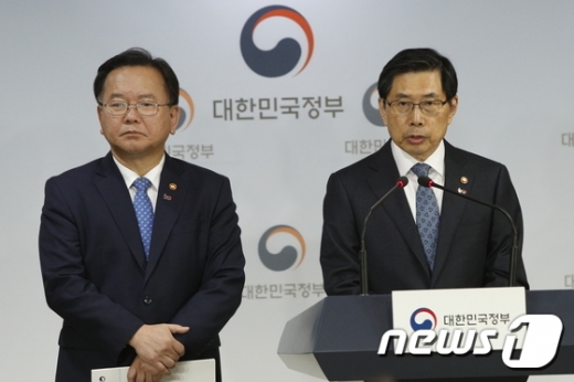 박상기 법무부 장관이 19일 오전 서울 종로구 정부서울청사에서 과거사위원회 활동 및 버닝썬 수사 관련 법무부-행안부 합동 브리핑에서 취재진 질의에 답하고 있다. 왼쪽은 김부겸 행정안전부 장관. /사진=뉴스1
