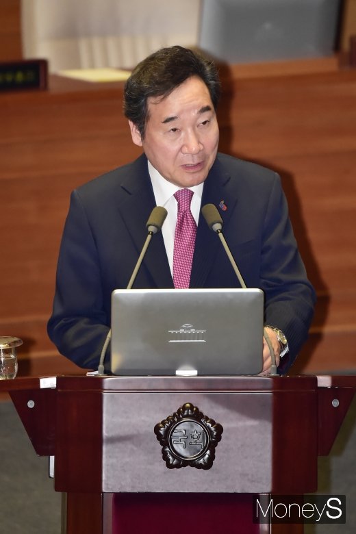 [머니S포토] 미세먼지 관련 입 뗀 이낙연 총리