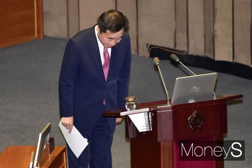 [머니S포토] 정치분야 대정부 질문, 인사하는 이낙연
