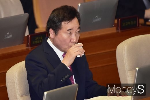 [머니S포토] 목 축이는 이낙연 총리