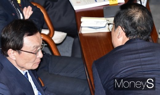 [머니S포토] 국회 대정부질문, 의견 나누는 이해찬-홍영표