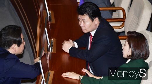 [머니S포토] 정치 분야 대정부 질문, 의견 나누는 나경원