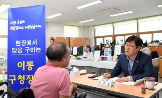 동래구(구청장 김우룡, 오른쪽)가 지난해 운영한 이동구청장실 모습./사진제공=동래구