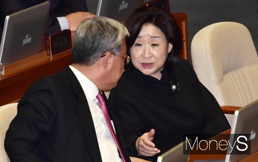 [머니S포토] 국회 본회의, 의견 나누는 심상정