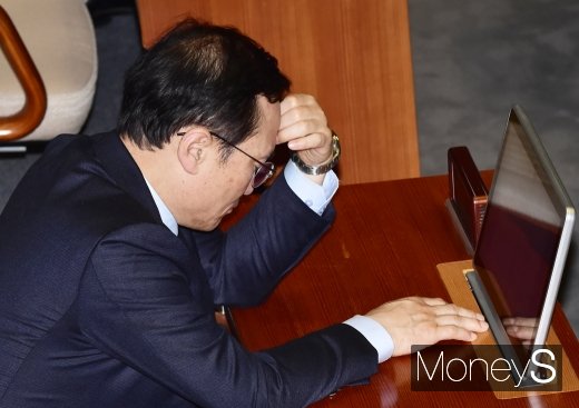 [머니S포토] 국회 본회의, 고심하는 홍영표 원내대표