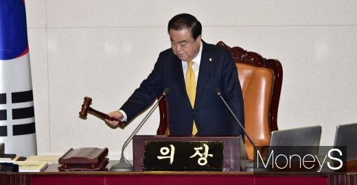 [머니S포토] 정치분야 대정부질문 개회 알리는 문희상 의장