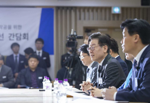 이재명 경기도지사가 19일 경기도청에서 열린 신분당선연장선 광교~호매실 구간 예비타당성조사 제도 개선방안 마련을 위한 간담회에서 인사말을 하고 있다. / 사진제공=경기도