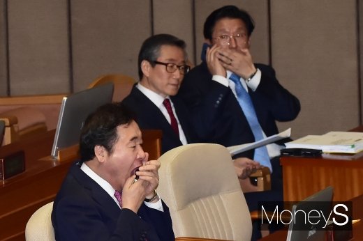 [머니S포토] 본회의 준비하는 이낙연 총리