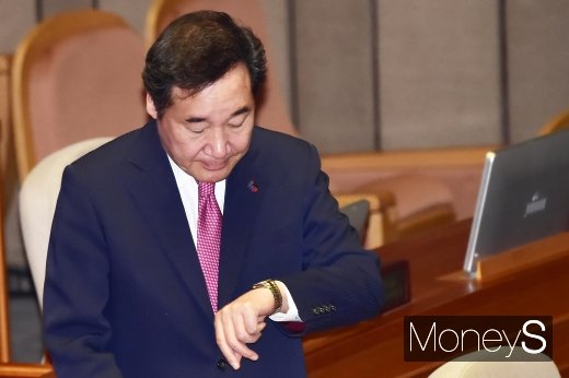 [머니S포토] 시간 확인하는 이낙연 총리