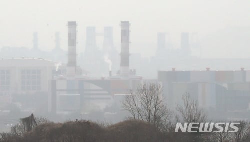 인천 서구 경인아라뱃길 아라타워에서 바라본 서인천복합화력발전소 일대가 뿌옇게 보이고 있다. /사진=뉴시스