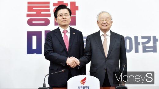 [머니S포토] 황교안 만난 손경식