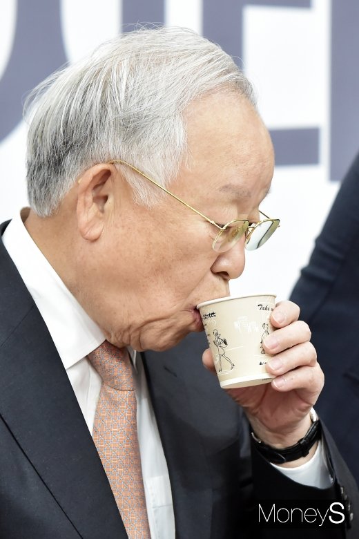 [머니S포토] 목 축이는 손경식