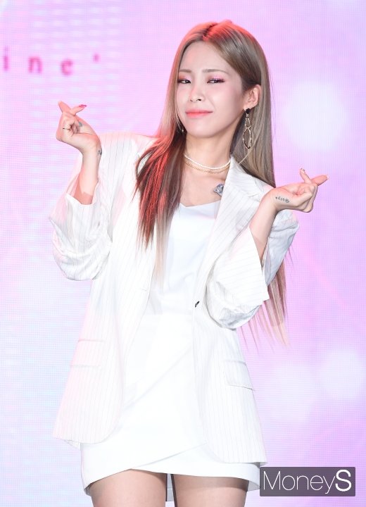 [머니S포토] 헤이즈 '팬들에게 보내는 하트'