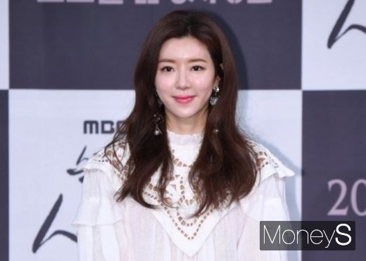 박한별 사과. 배우 박한별이 21일 서울 마포구 상암동 MBC 골든마우스홀에서 진행된 새 주말특별기획 '슬플 때 사랑한다' 제작발표회에서 포즈를 취하고 있다. /사진=장동규 기자