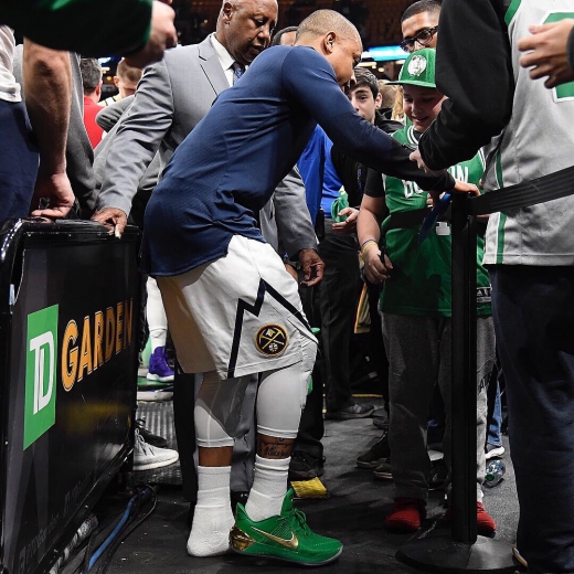 19일(한국시간) TD가든에서 열린 2018-2019시즌 미국프로농구(NBA) 보스턴 셀틱스와의 경기 후 어린 홈 팬에게 본인의 신발을 선물한 덴버 너게츠의 가드 아이재아 토마스. /사진=NBA 공식 트위터